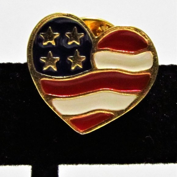 1980'S VINTAGE HEART SHAPED FLAG BROOCH - Picture 1 of 2